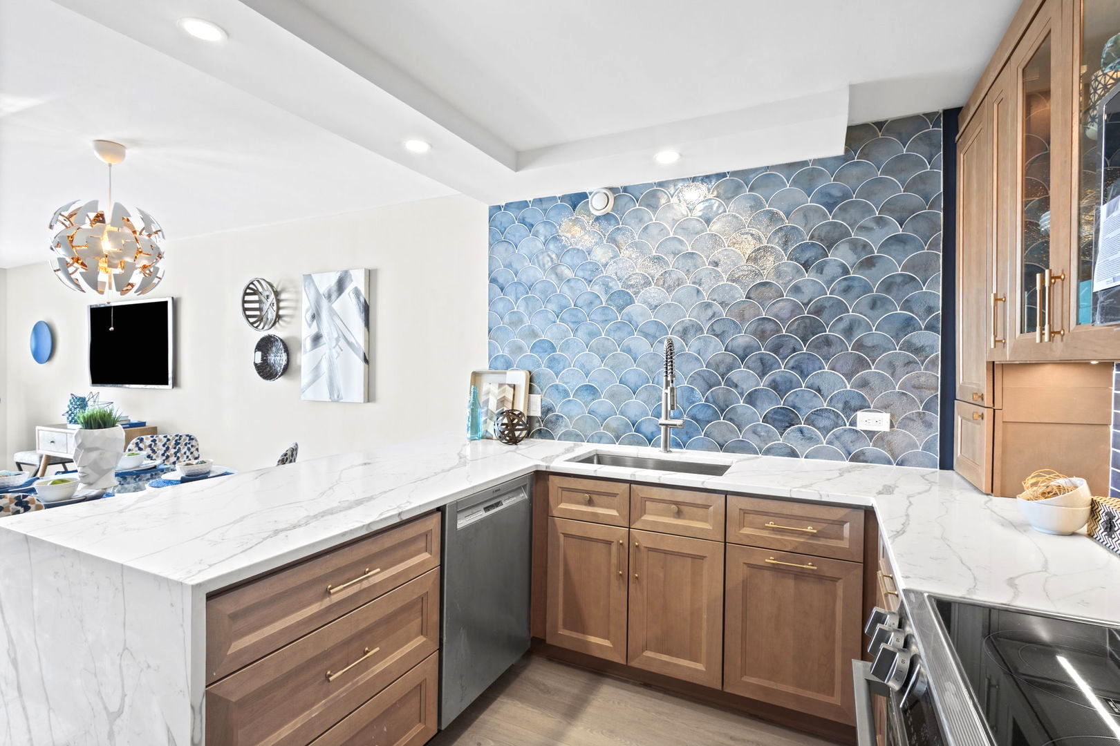 6007 North Sheridan Road, Unit 23G Chicago, IL 60660 - Photo 5 of 22 a spacious bathroom with a sink and a mirror