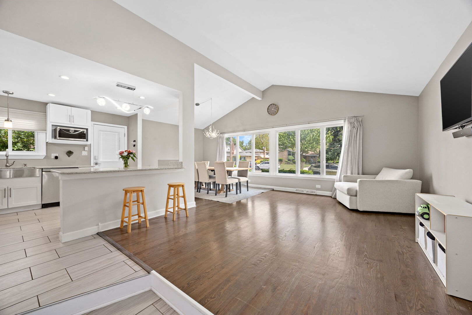 8104 Gross Point Road Morton Grove, IL 60053 - Photo 11 of 40