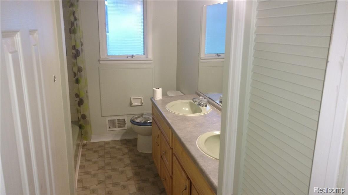 10191 Elms Road Montrose, MI 48457 - Photo 30 of 37 Full Bathroom in main area