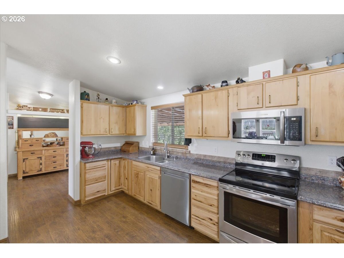 35377 Ede Road Lebanon, OR 97355 - Photo 12 of 48 a kitchen that has a lot of cabinets in it and appliances