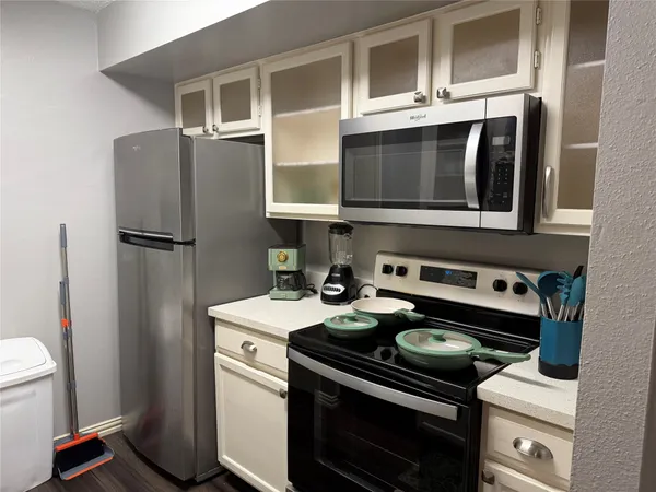 $1,600 | 2120 El Paseo Street, Unit 207, Houston, TX 77054