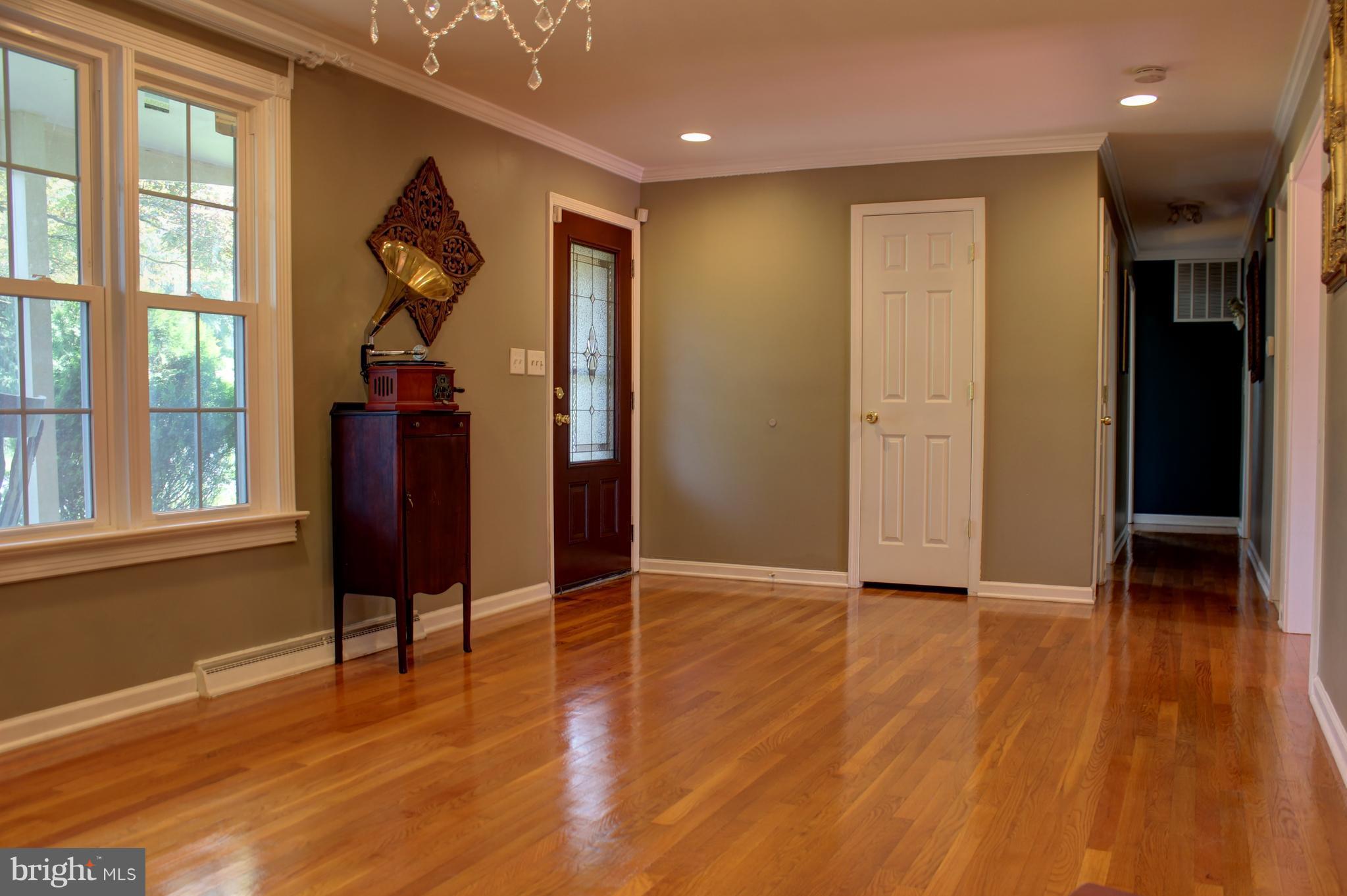 24300 Ridge Road Damascus, MD 20872 - Photo 10 of 30 Living room View-2