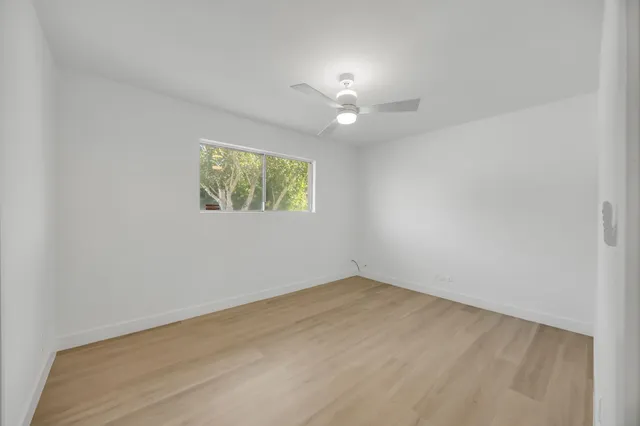 a view of a house with backyard and tree
