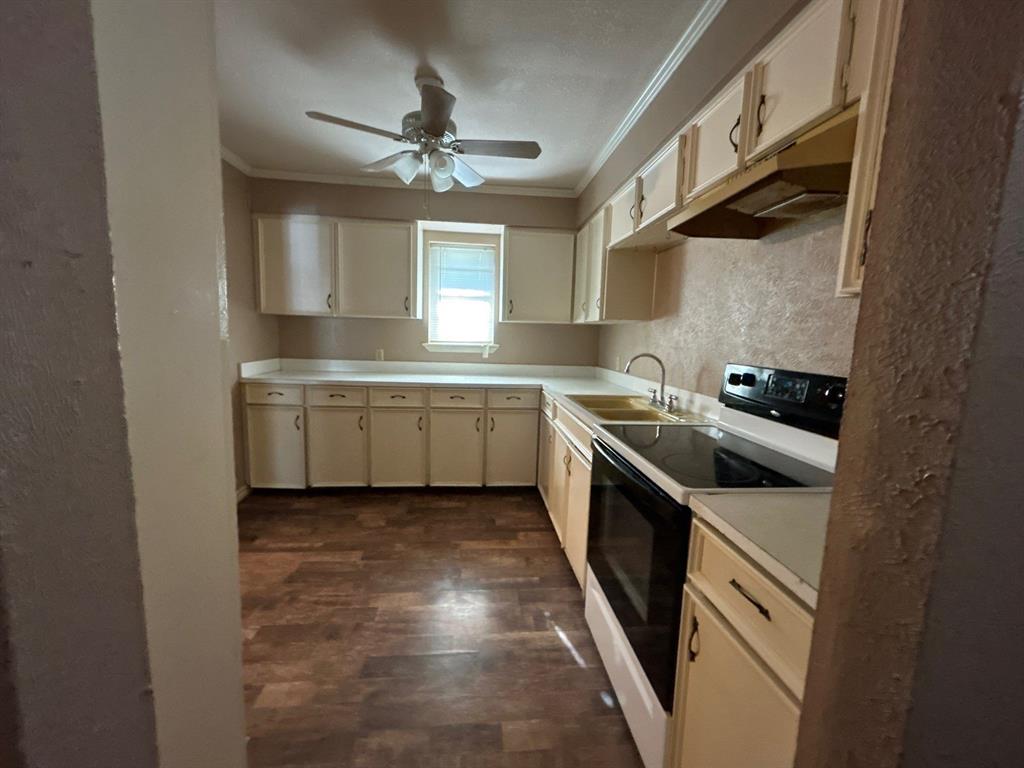 928 Vz County Road 3828 Wills Point, TX 75169 - Photo 7 of 29 a kitchen with a sink and cabinets