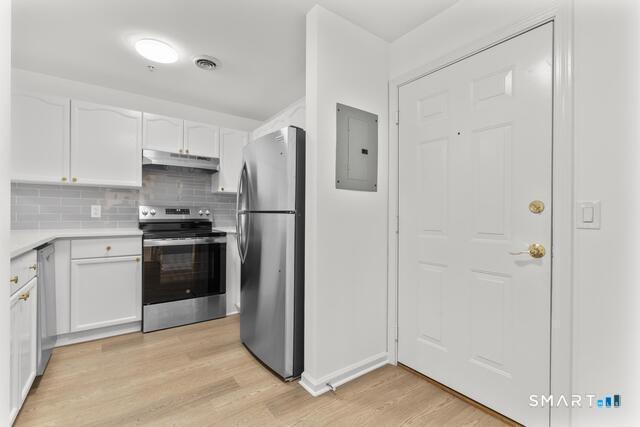 468 Main Street, Unit 111 East Lyme, CT 06357 - Photo 23 of 25 a kitchen with a refrigerator and a stove