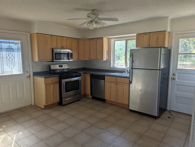 $2,400 | 413 West Palatine Road, Palatine, IL 60067