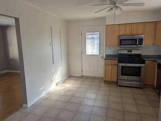 $2,400 | 413 West Palatine Road, Palatine, IL 60067