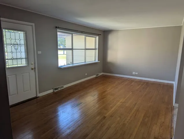 $2,400 | 413 West Palatine Road, Palatine, IL 60067