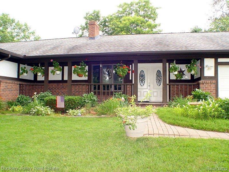 11762 Marshall Road South Lyon, MI 48178 - Photo 3 of 15 Covered Porch.jpg