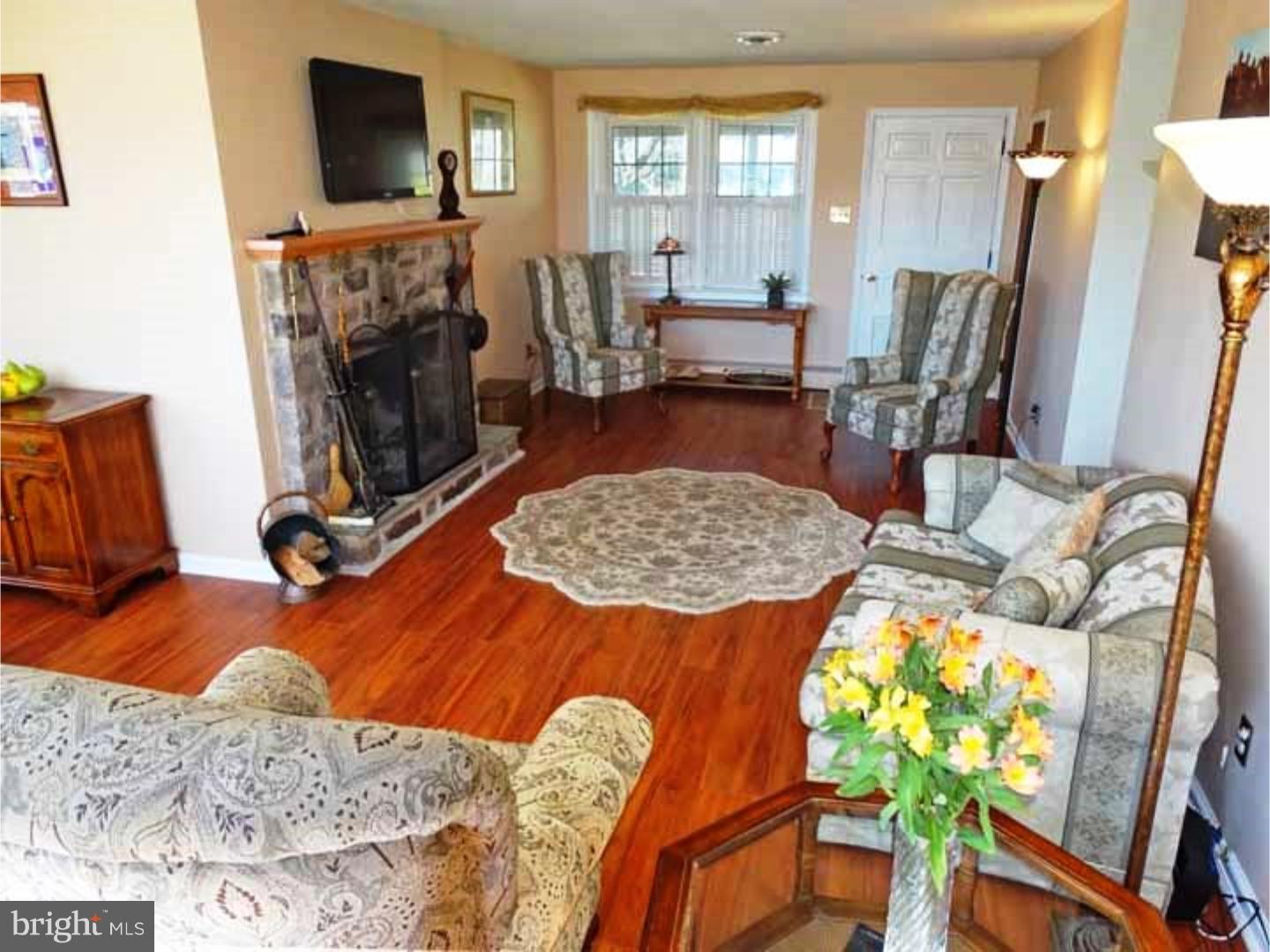 148 Coach Road Langhorne, PA 19047 - Photo 7 of 25 Living Room