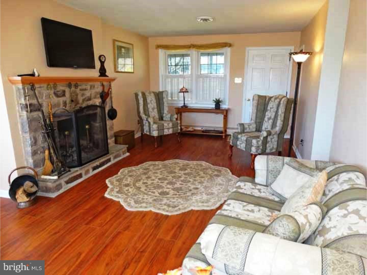 148 Coach Road Langhorne, PA 19047 - Photo 8 of 25 Living Room