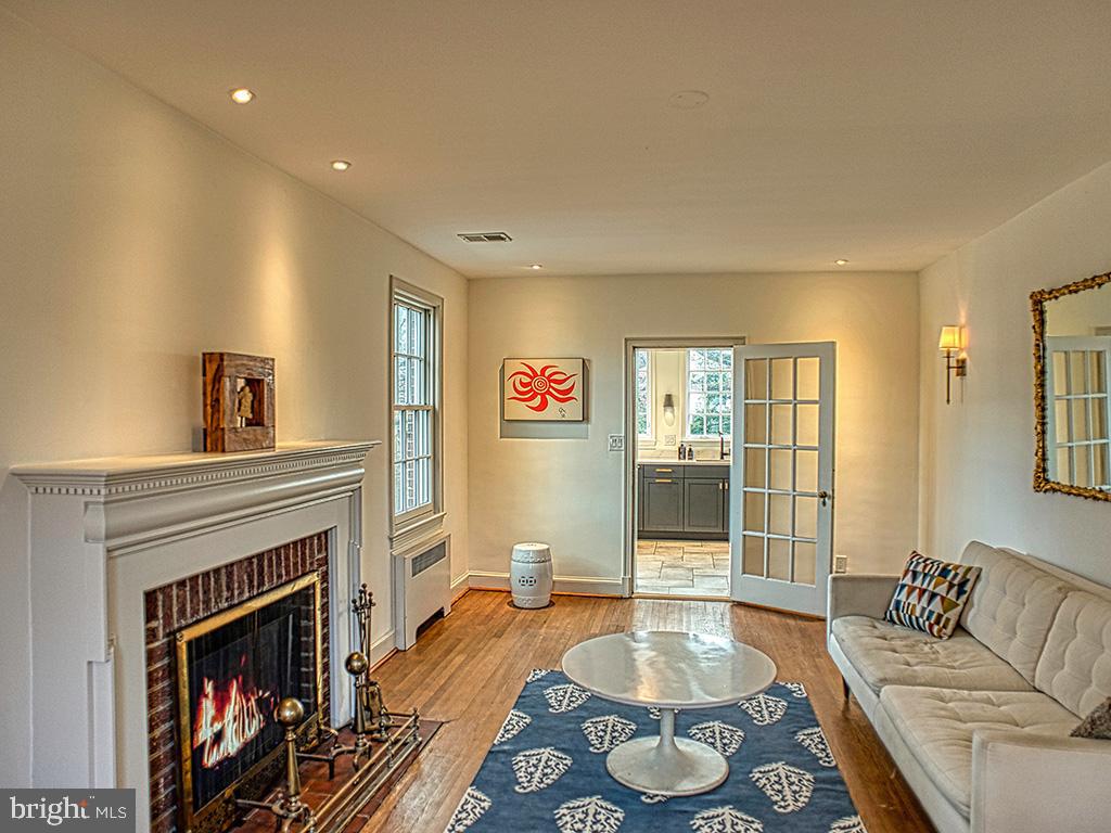4643 16th Street Northwest, Unit B Washington, DC 20011 - Photo 8 of 24 Welcoming living room