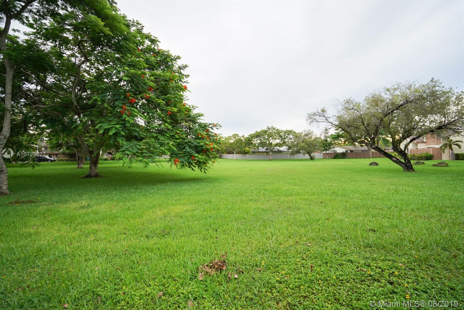 11501 Southwest 109th Road, Unit 13D Miami, FL 33176 - Photo 28 of 30 Garden Photo 1 - Common Area (immediately outside property)