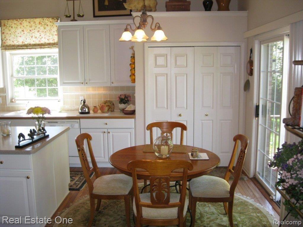 3890 Kaeleaf Road Lake Orion, MI 48360 - Photo 8 of 25 Dinning area