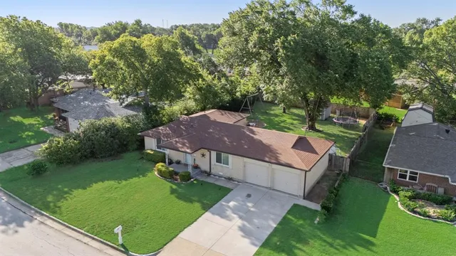 $319,900 | 404 East Alexander Lane, Euless, TX 76040