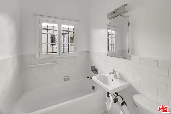 $2,400 | 351 North Sierra Bonita Avenue, Unit 2, Los Angeles, CA 90036