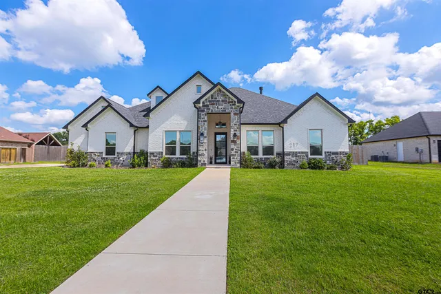 a view of a yard in front of house