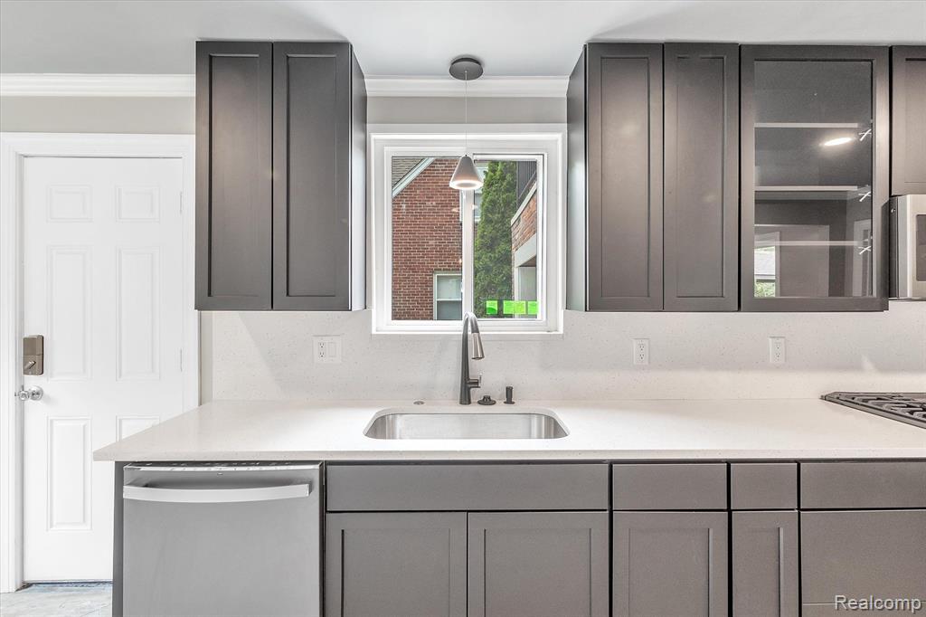 1058 Roslyn Road Grosse Pointe Woods, MI 48236 - Photo 16 of 43