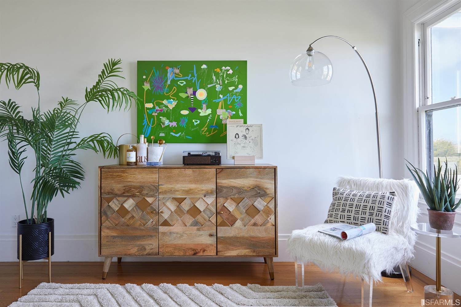 2444 Broadway San Francisco, CA 94115 - Photo 19 of 57 a living room with furniture and a potted plant