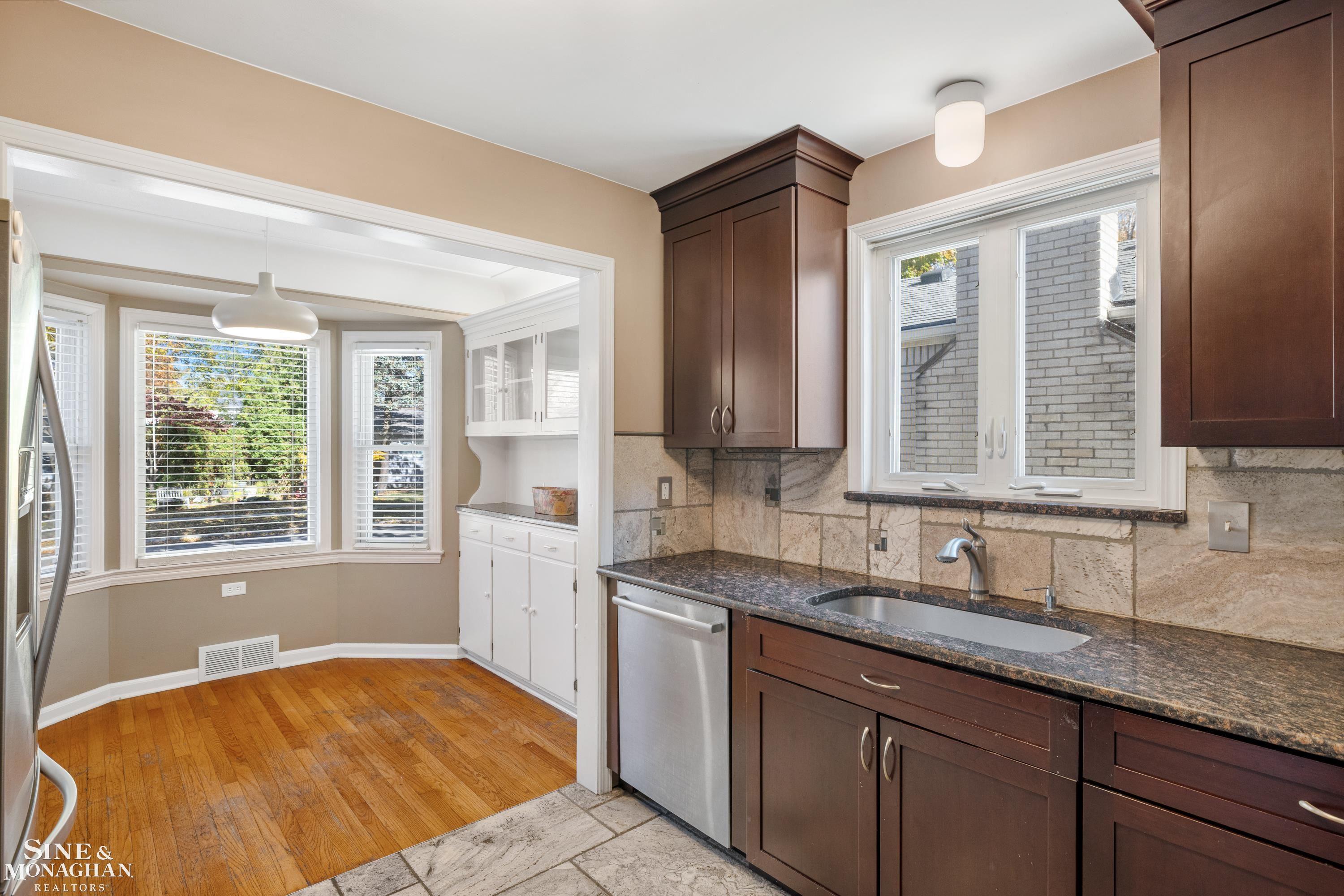 2073 Hampton Road Grosse Pointe Woods, MI 48236 - Photo 15 of 39