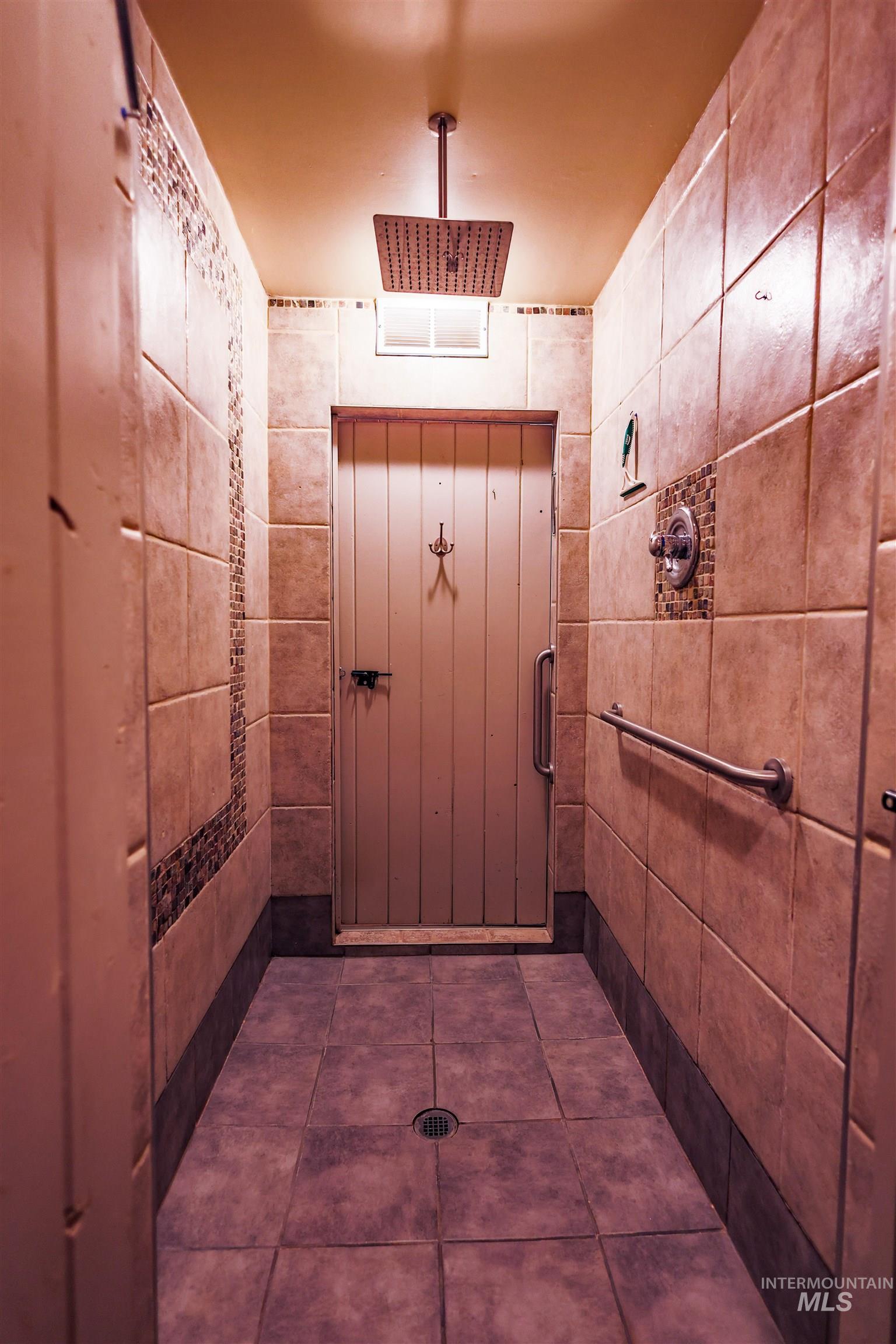 402 Beaverslide Road Kamiah, ID 83536 - Photo 32 of 46 Full bath featuring tiled shower and dark tile patterned floors