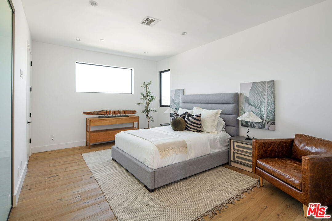 2181 Beech Knoll Road Los Angeles, CA 90046 - Photo 24 of 30 a bedroom with a bed and a couch