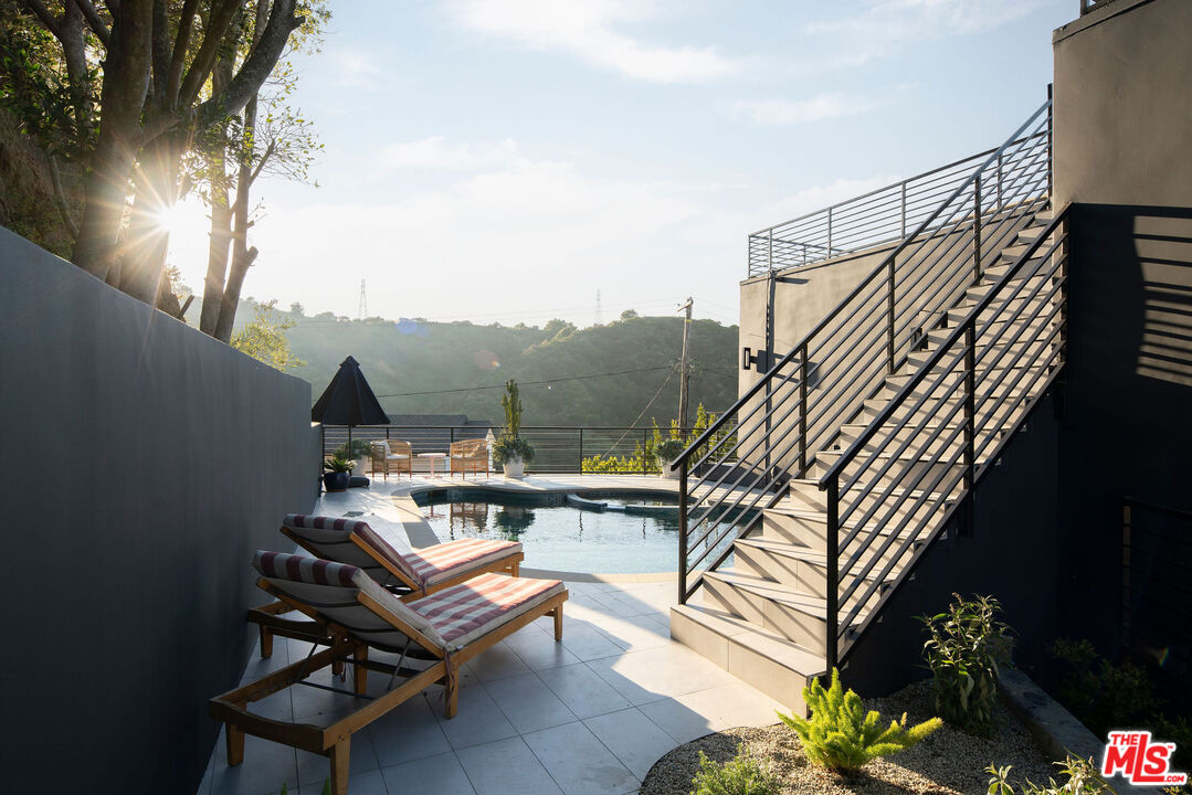 2181 Beech Knoll Road Los Angeles, CA 90046 - Photo 25 of 30 a view of a balcony with chairs