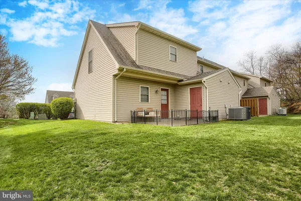 a view of a house with backyard