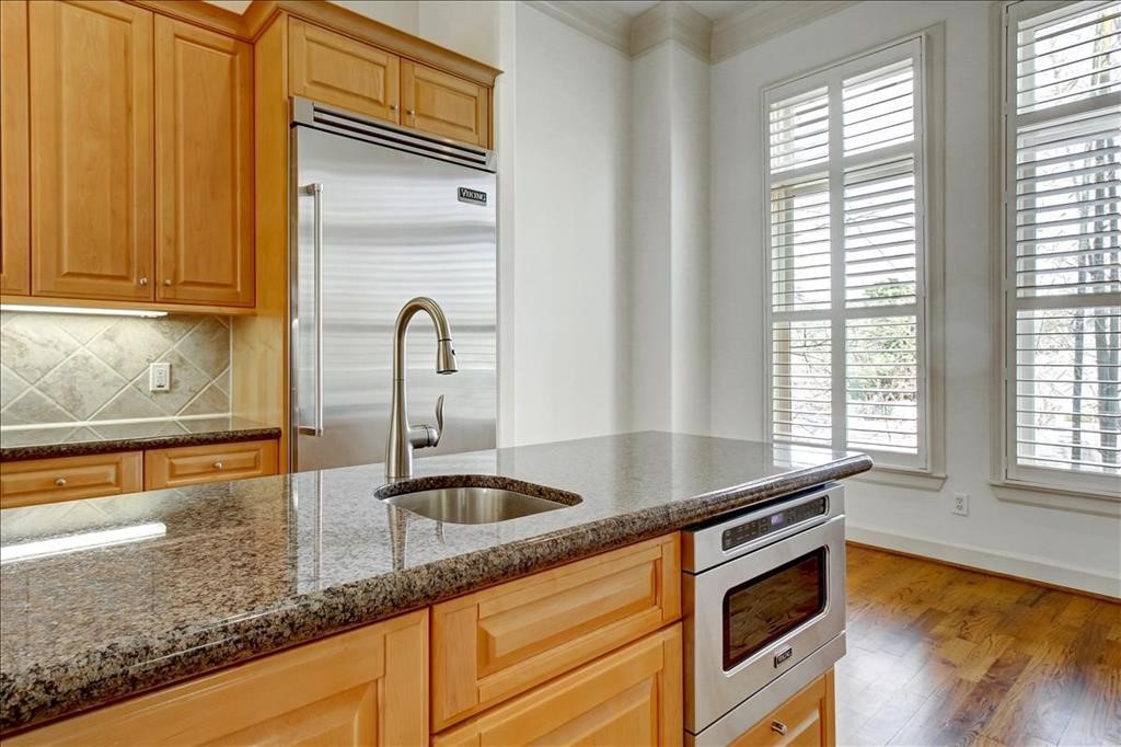 2318 Welch Street Houston, TX 77019 - Photo 13 of 35 Granite island counters with maple cabinets, second sink & tile back-splash