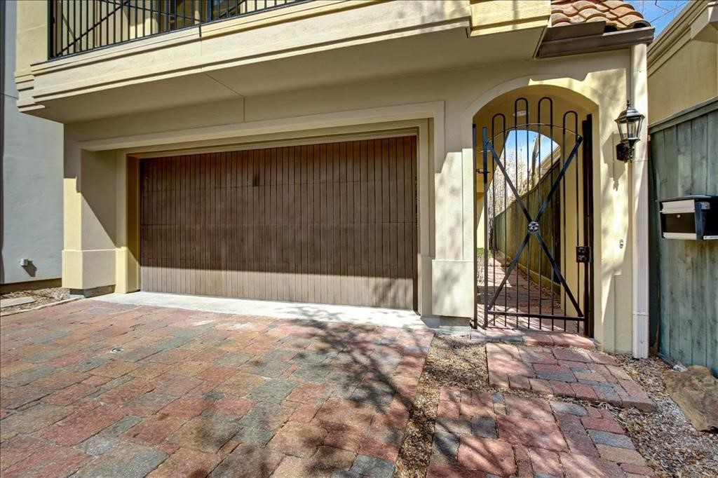 2318 Welch Street Houston, TX 77019 - Photo 2 of 35 Pavestone driveway, arched entry, back patio & oversize backyard
