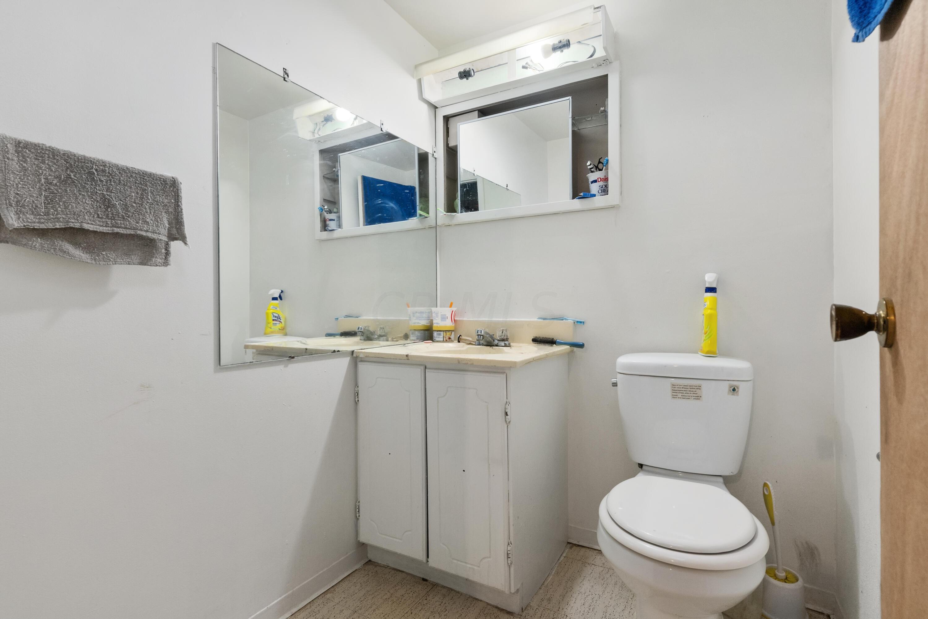 1089 South Yearling Road Columbus, OH 43227 - Photo 20 of 28 Bathroom