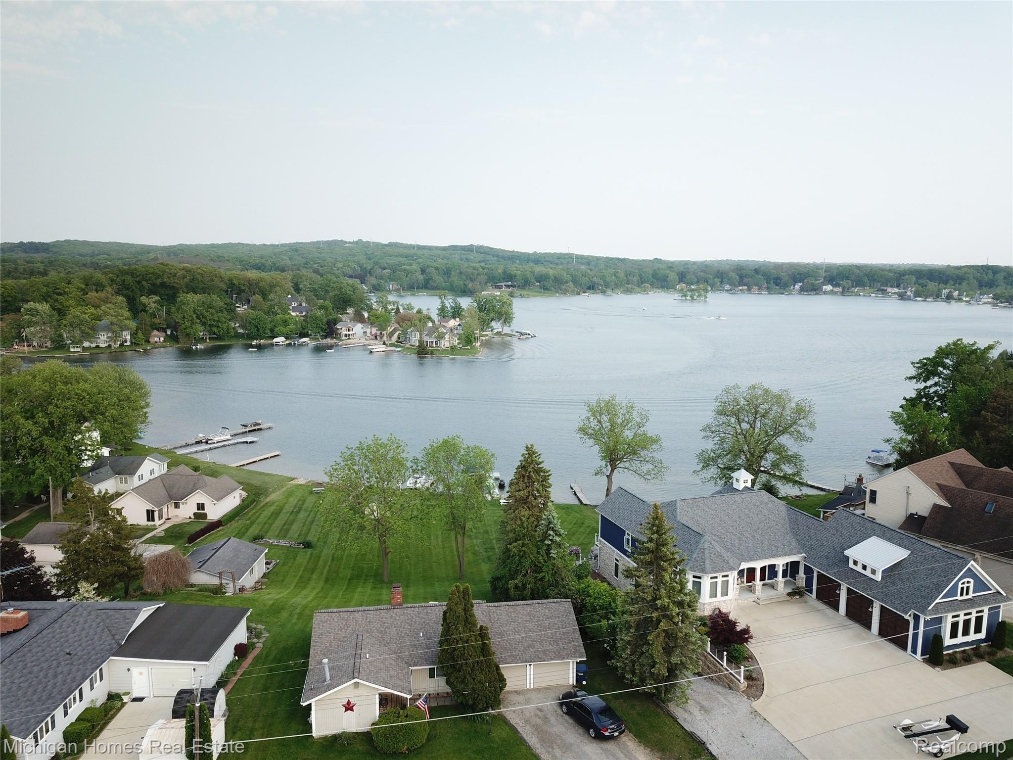 10466 Runyan Lake Road Fenton, MI 48430 - Photo 17 of 17 10466 Runyan Lake Rd~ (home with star on it)