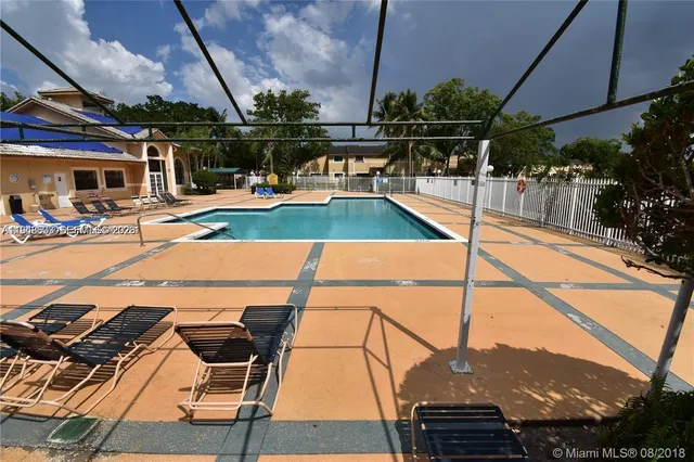 $1,800 | 400 Palm Circle West, Unit 304, Pembroke Pines, FL 33025