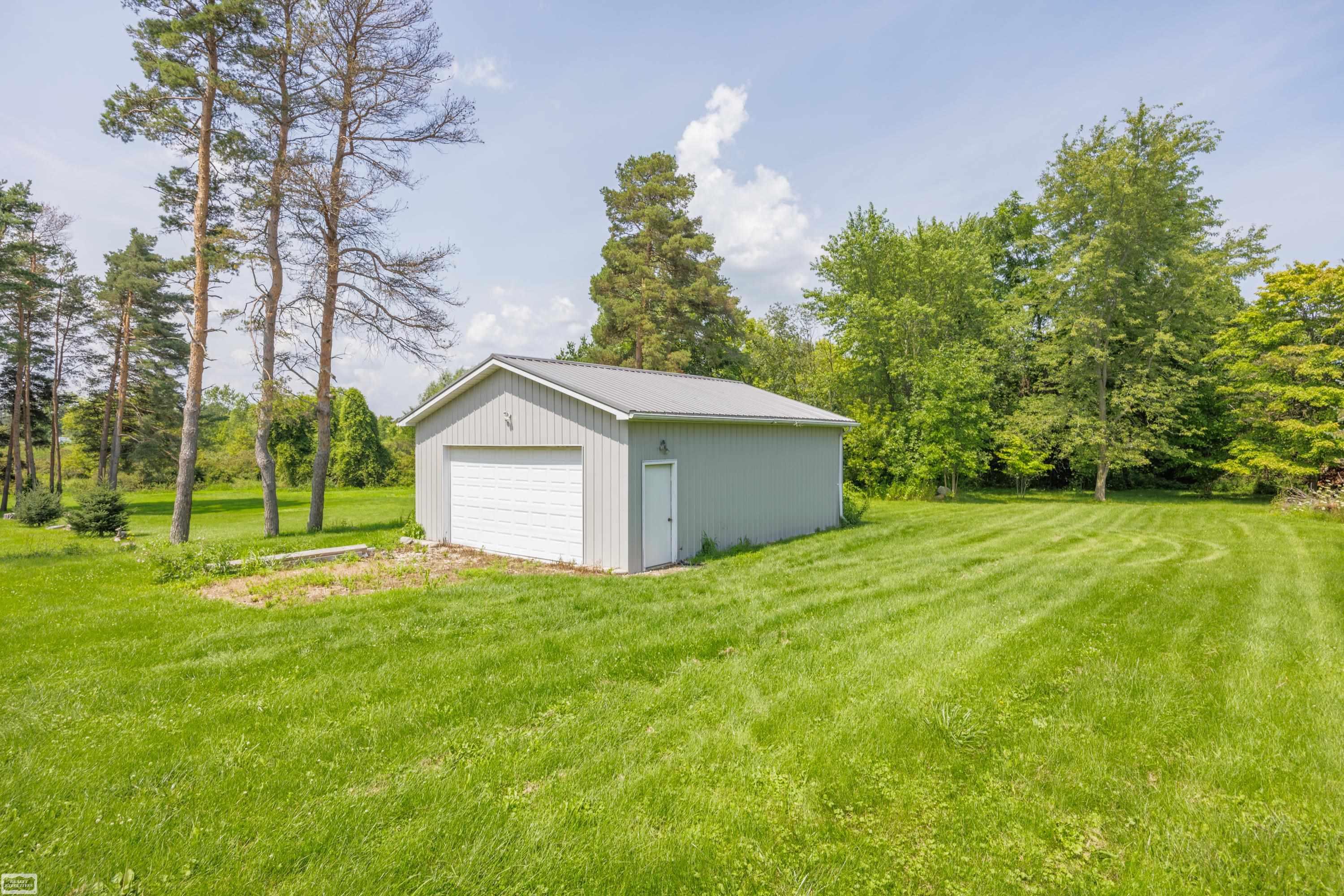 23251 McPhall Road Armada, MI 48005 - Photo 31 of 39 50118336-31.JPG