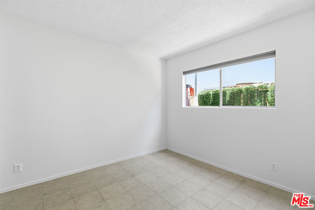 1434 25th Street, Unit 2 Santa Monica, CA 90404 - Photo 15 of 26 an empty room with a window
