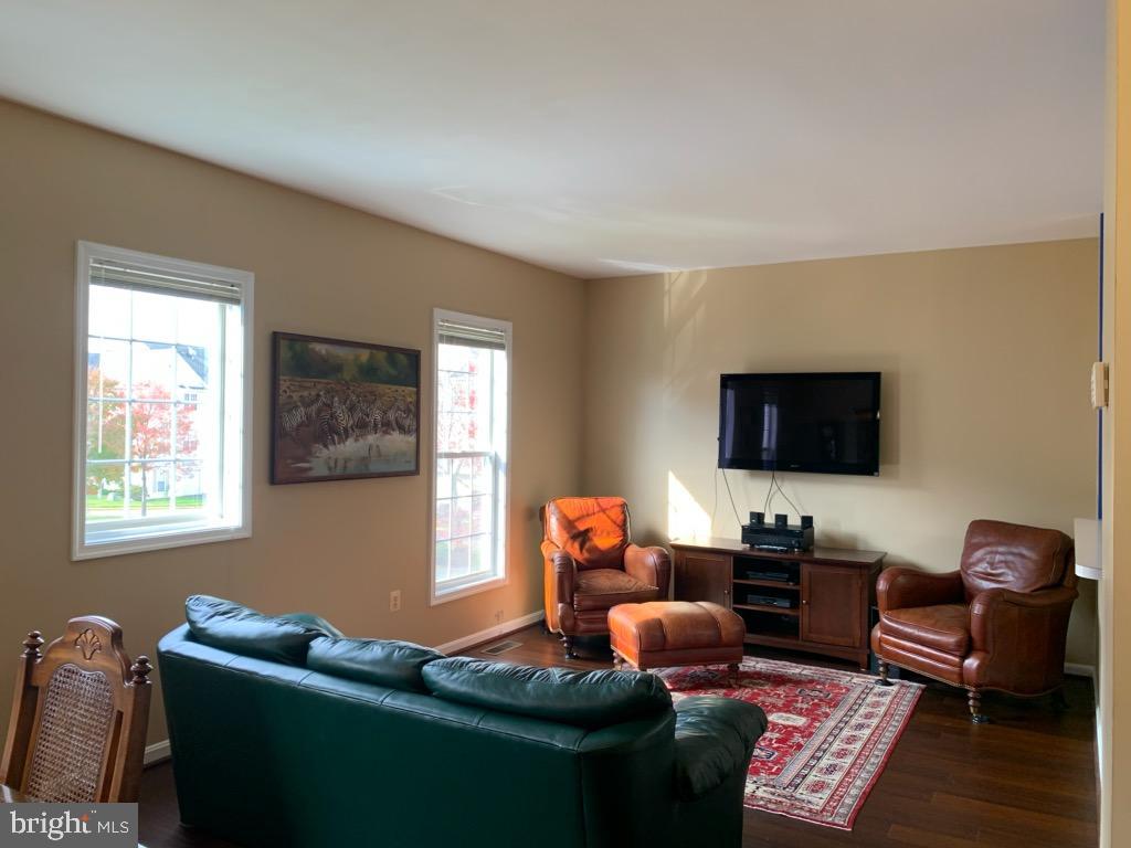 2564 Logan Wood Drive Herndon, VA 20171 - Photo 6 of 10 Living Room
