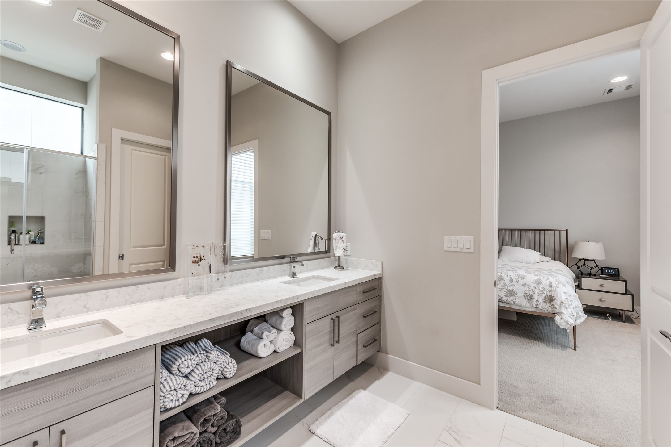 1004 California Street, Unit 402 Houston, TX 77006 - Photo 11 of 38 Primary bathroom with double vanity