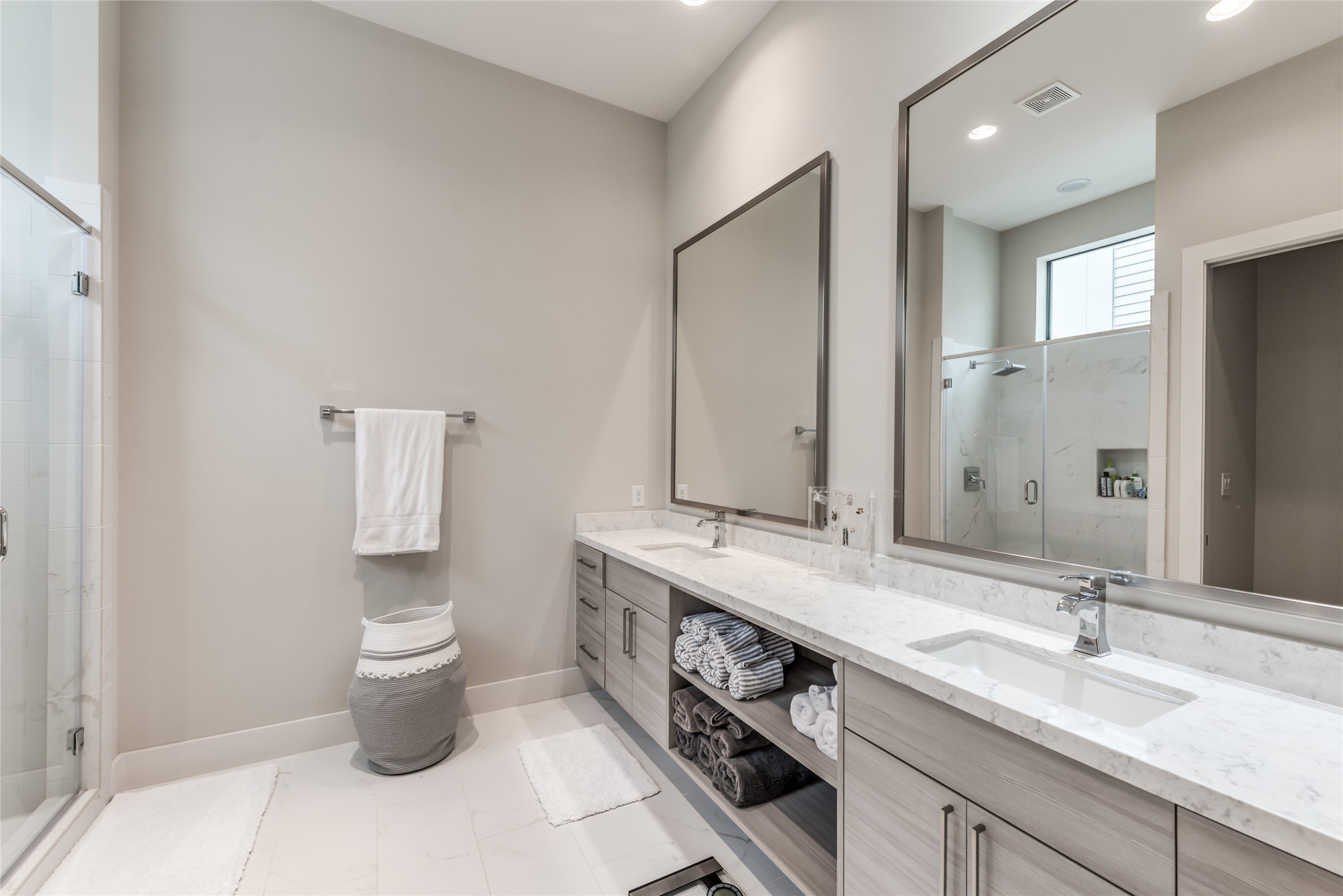1004 California Street, Unit 402 Houston, TX 77006 - Photo 12 of 38 Primary bathroom with double vanity