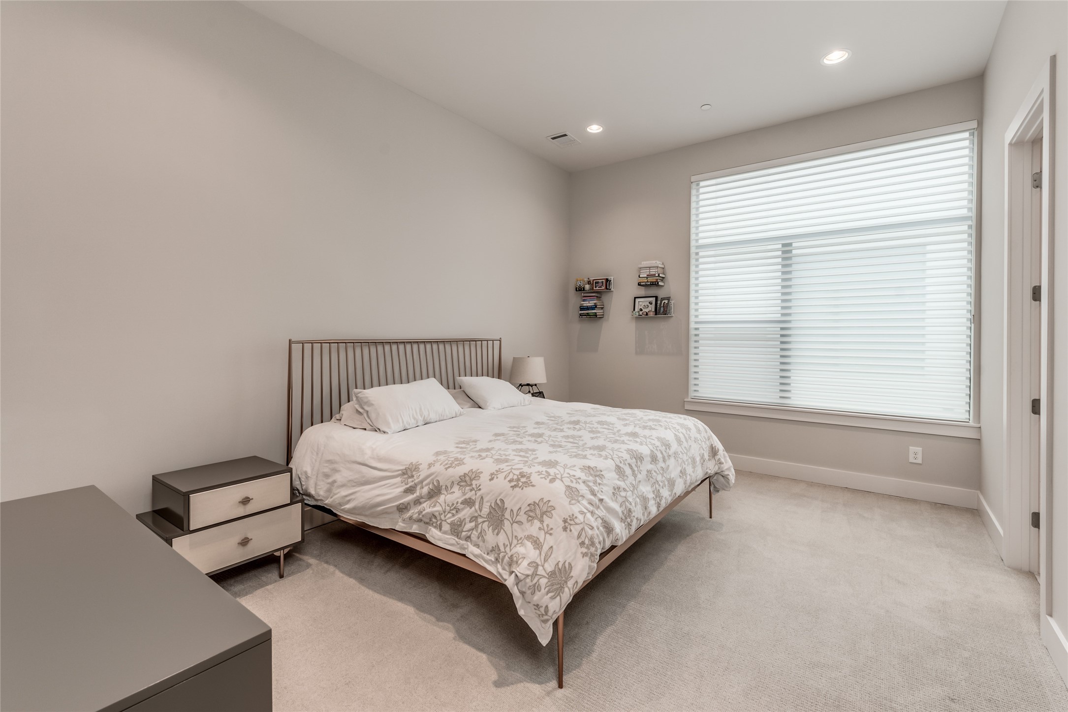 1004 California Street, Unit 402 Houston, TX 77006 - Photo 13 of 38 Spacious primary bedroom