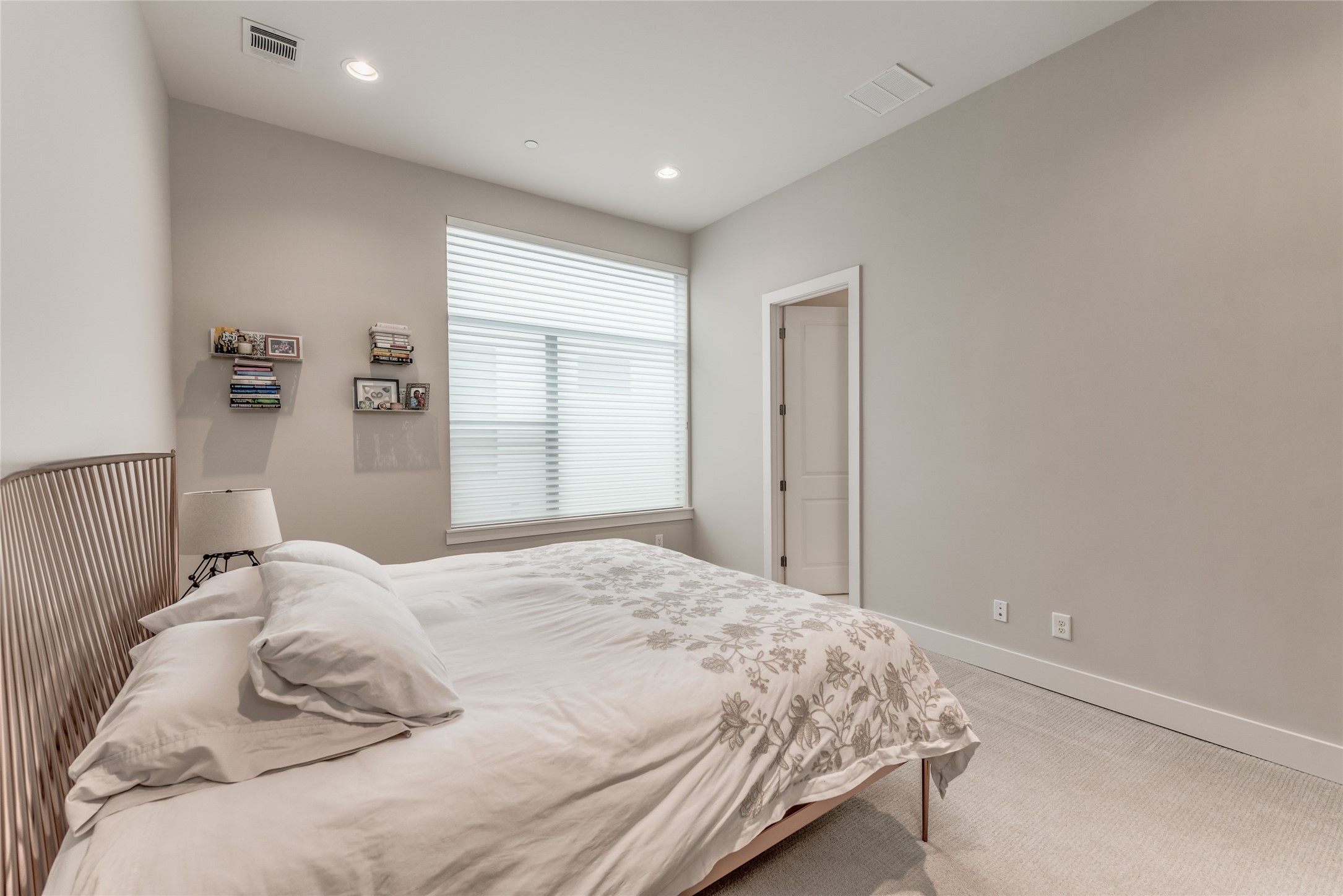 1004 California Street, Unit 402 Houston, TX 77006 - Photo 16 of 38 Spacious primary bedroom