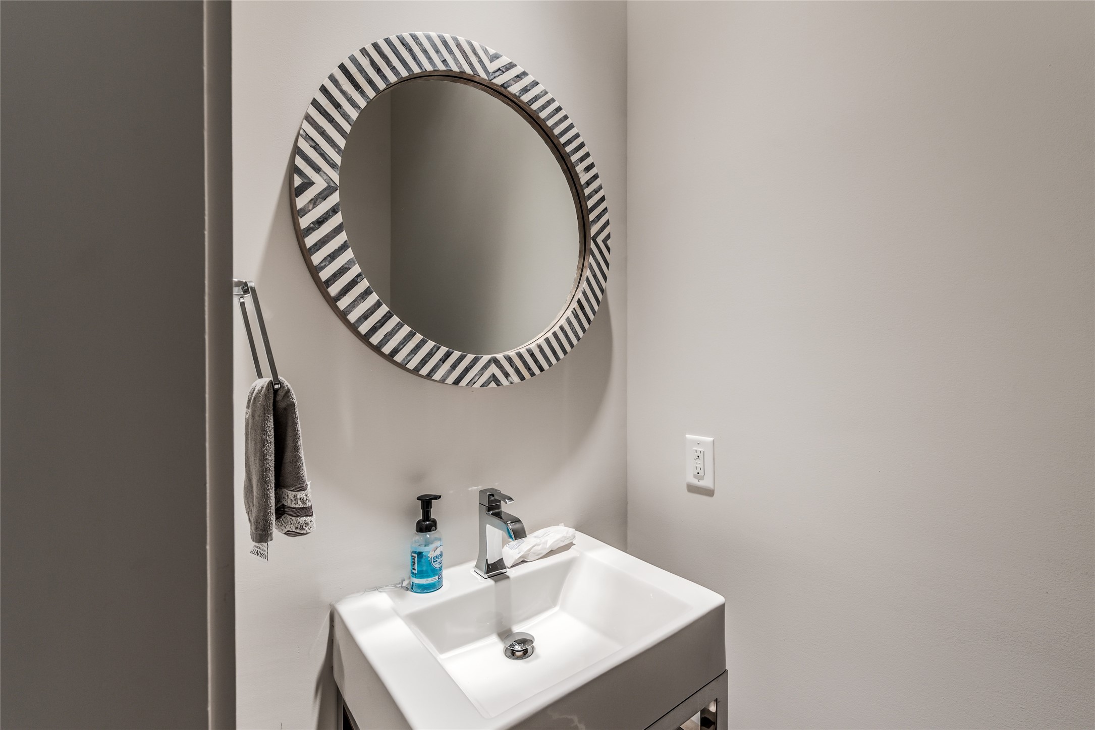 1004 California Street, Unit 402 Houston, TX 77006 - Photo 17 of 38 Half powder bath on 2nd floor off of living room