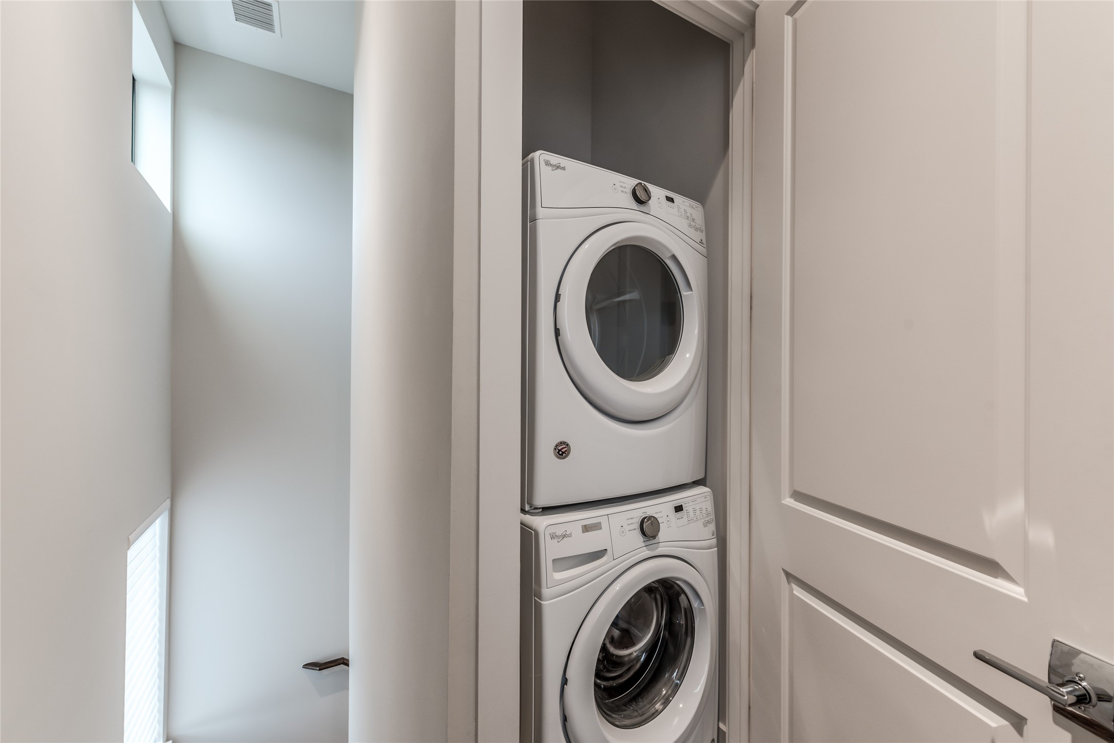 1004 California Street, Unit 402 Houston, TX 77006 - Photo 19 of 38 Washer and dryer included