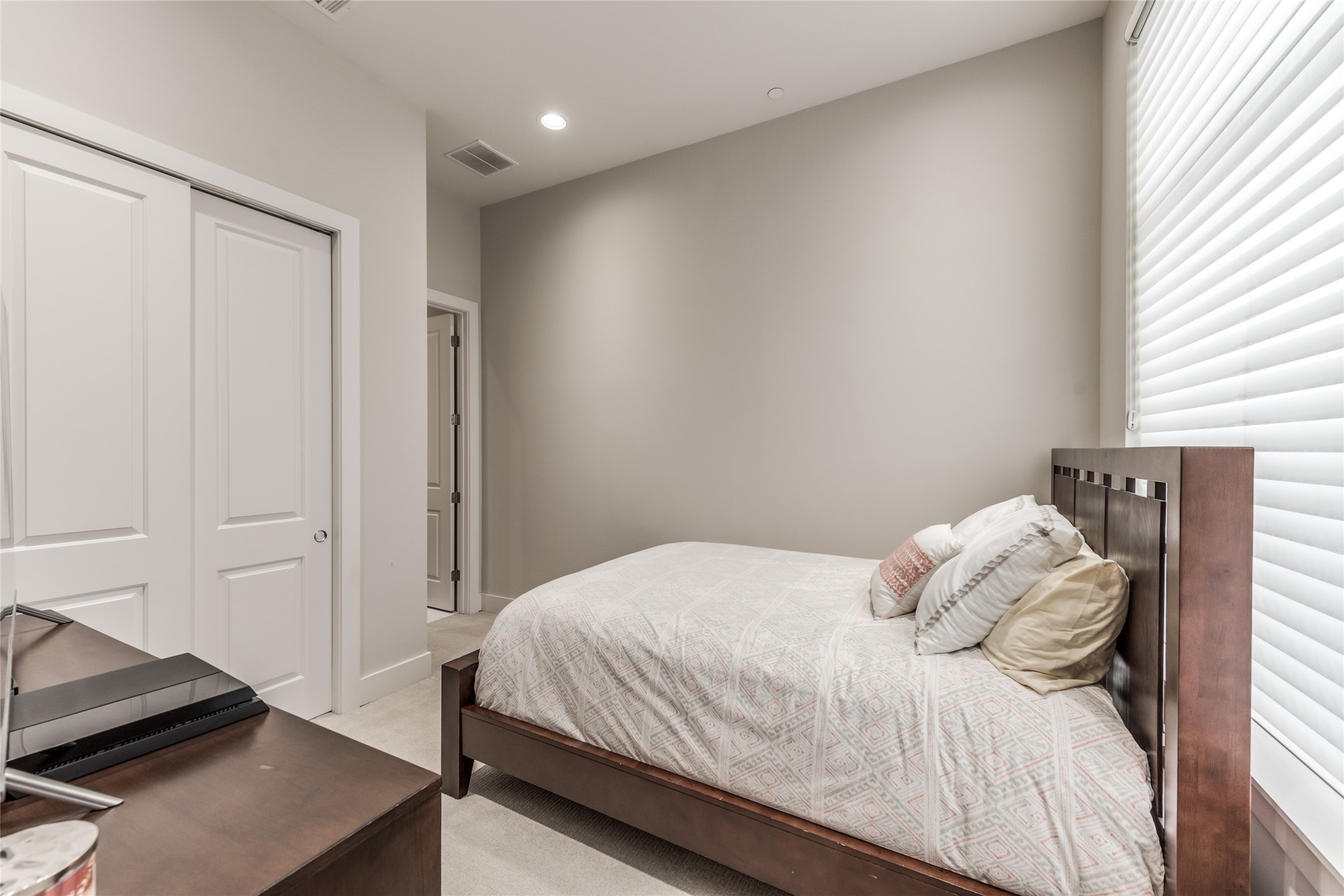 1004 California Street, Unit 402 Houston, TX 77006 - Photo 21 of 38 Second bedroom