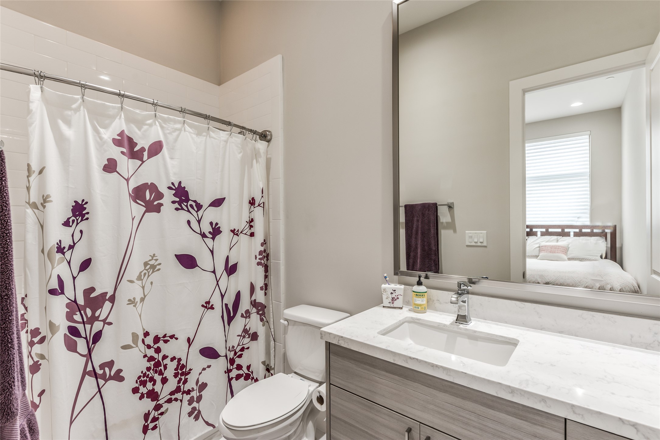 1004 California Street, Unit 402 Houston, TX 77006 - Photo 22 of 38 En-suite second full bath
