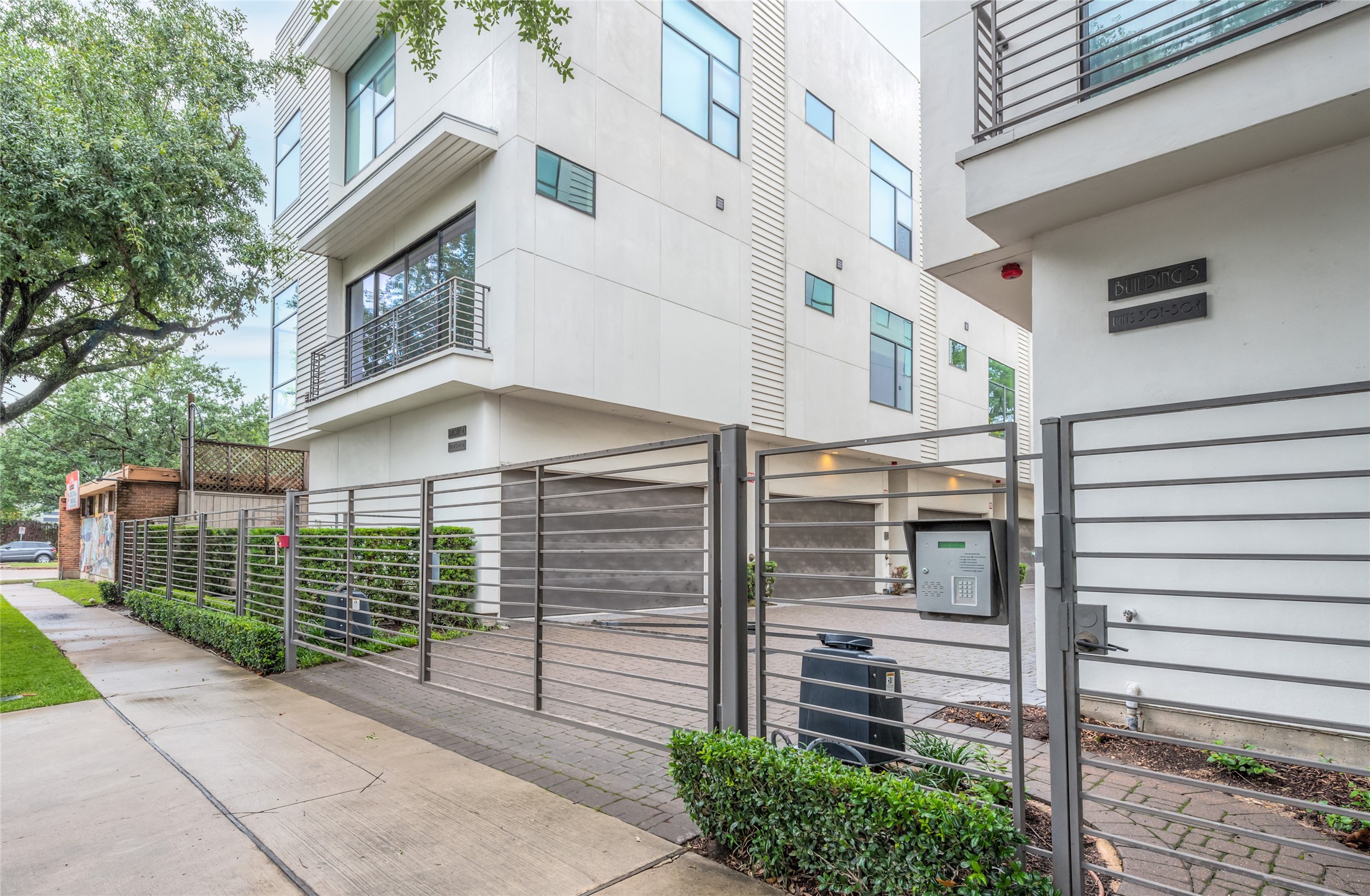 1004 California Street, Unit 402 Houston, TX 77006 - Photo 4 of 38 Private, gated community in the heart of Montrose walking distance to Uchi, Marmo, and other great Montrose Collective restaurants and shops