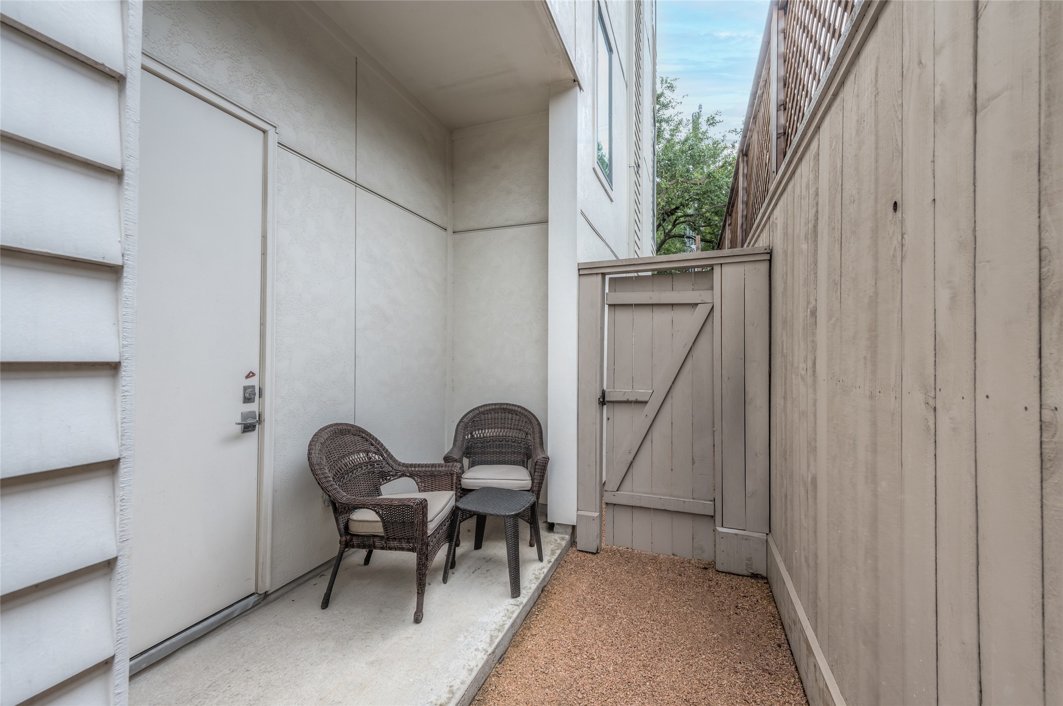 1004 California Street, Unit 402 Houston, TX 77006 - Photo 5 of 38 Fenced backyard space