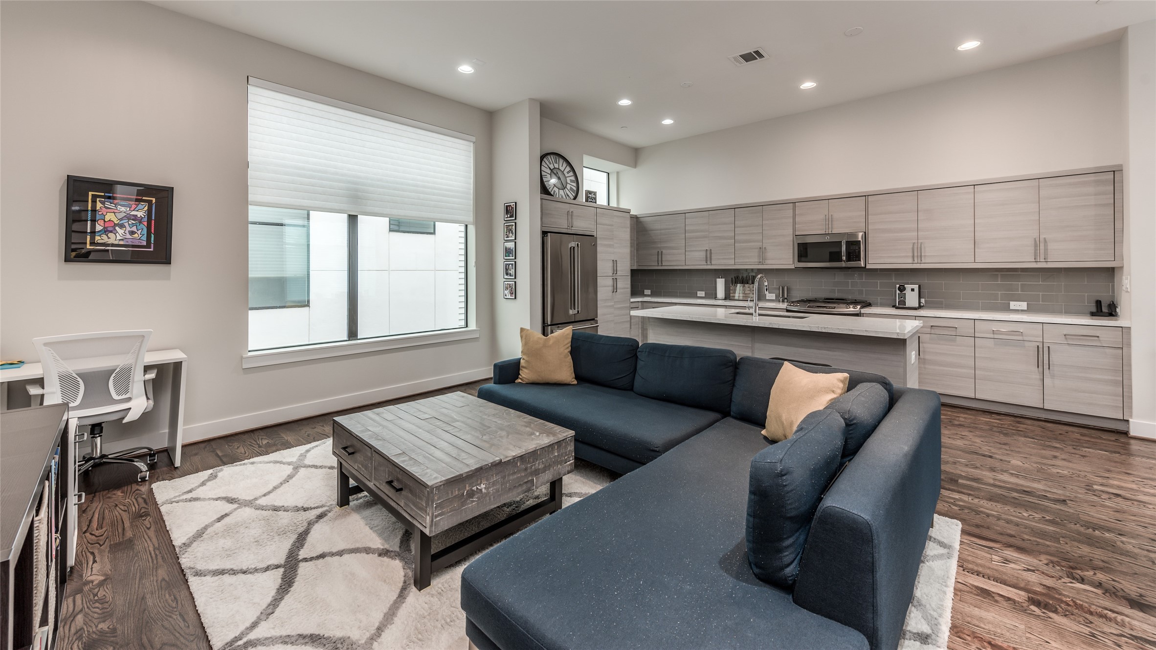 1004 California Street, Unit 402 Houston, TX 77006 - Photo 6 of 38 Gorgeous open concept living with kitche/living/dining combo