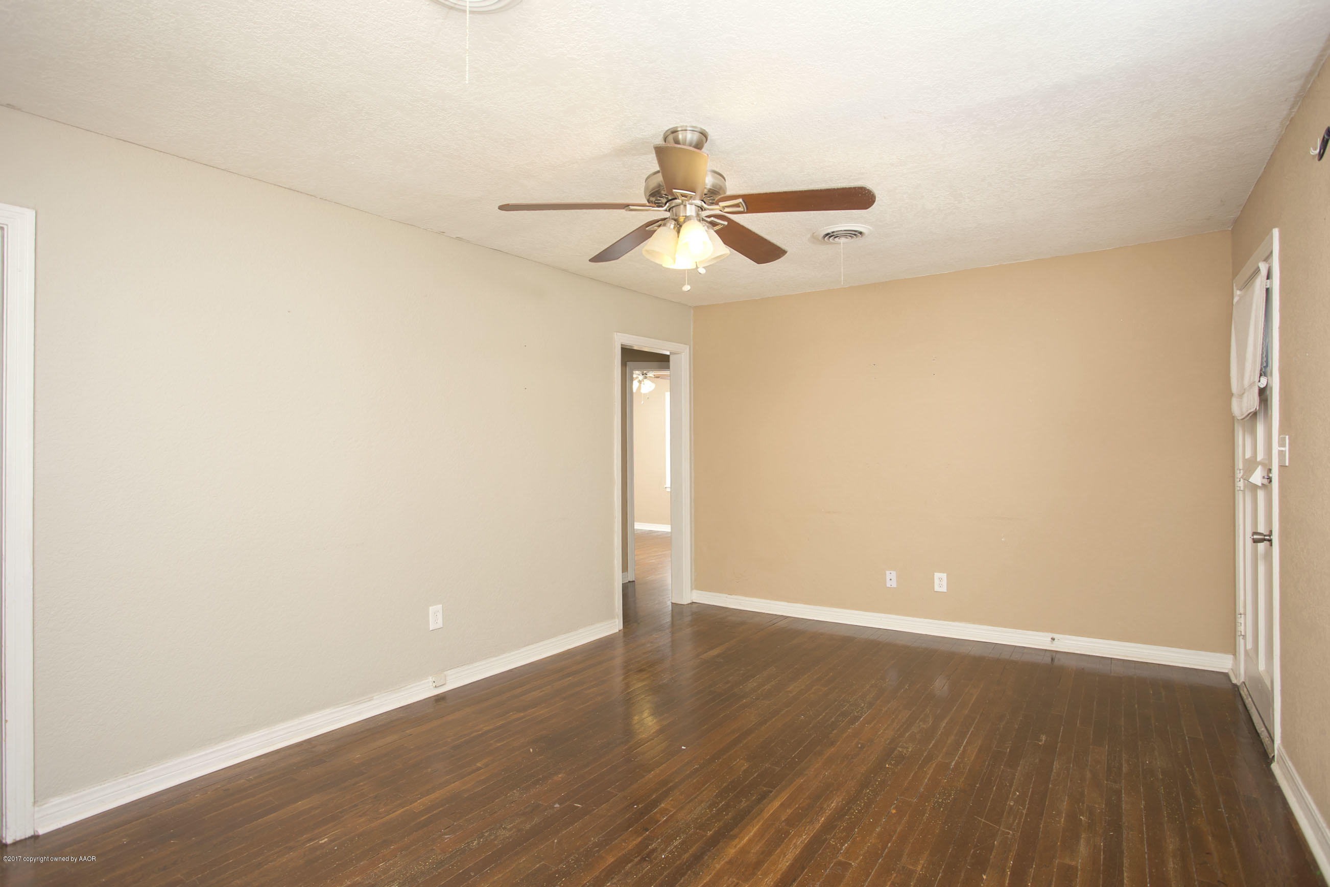 3613 South Hughes Street Amarillo, TX 79110 - Photo 4 of 18 Living Room Main