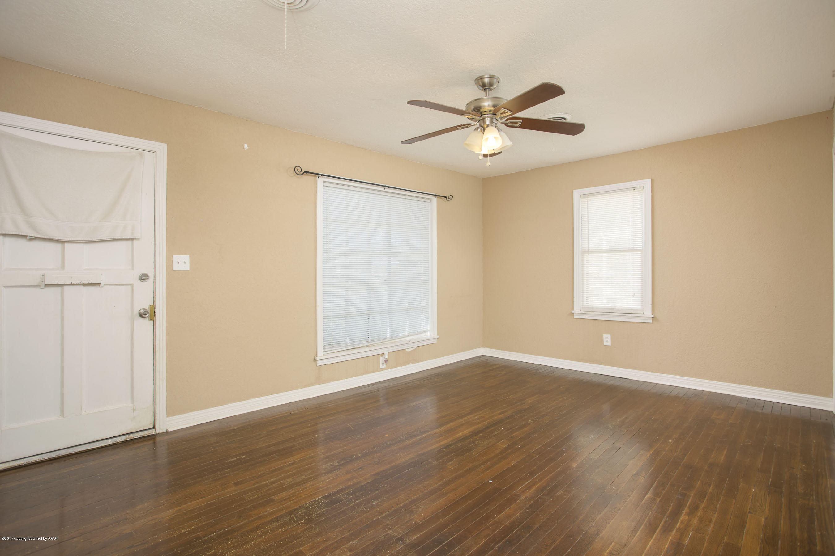 3613 South Hughes Street Amarillo, TX 79110 - Photo 6 of 18 Living Room