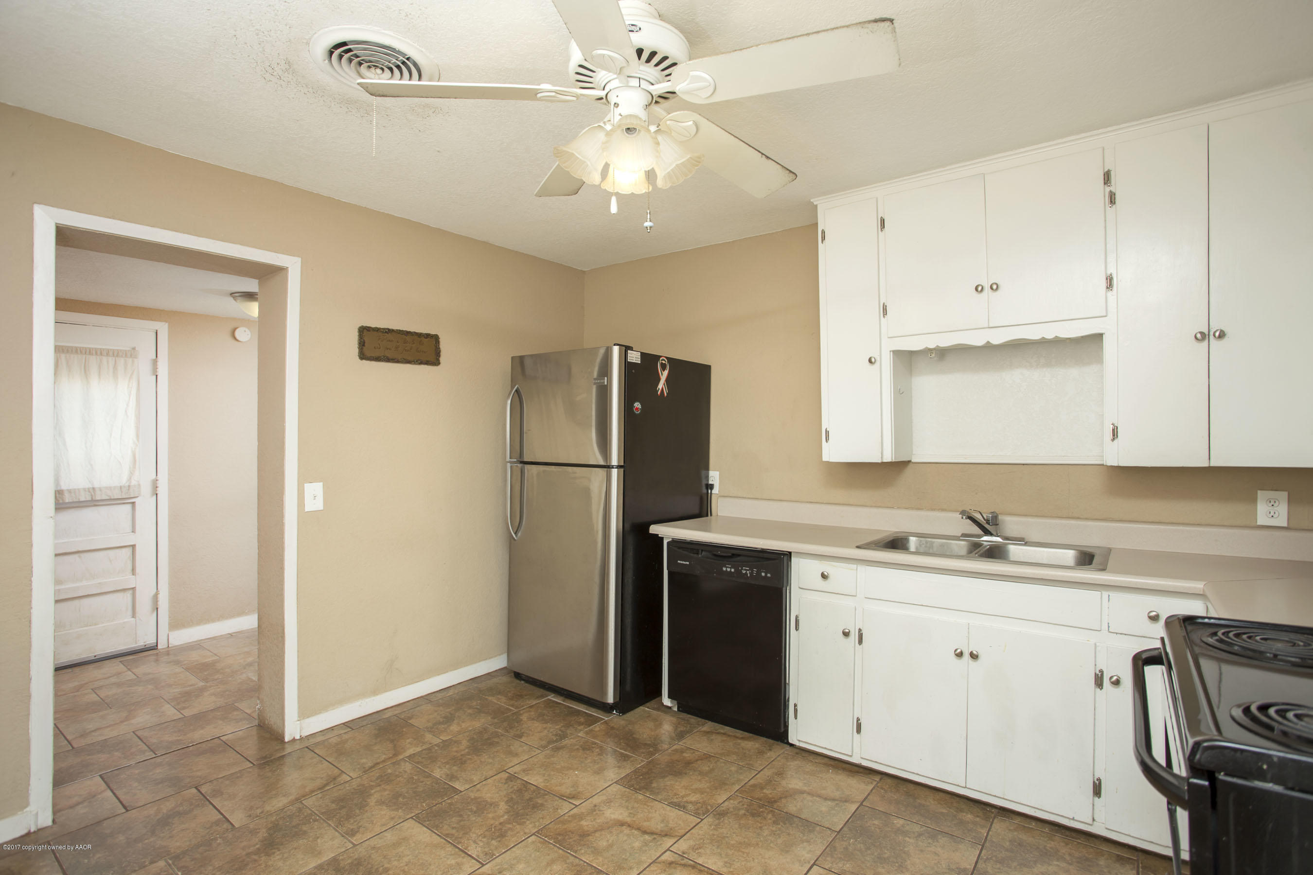 3613 South Hughes Street Amarillo, TX 79110 - Photo 7 of 18 Kitchen Main